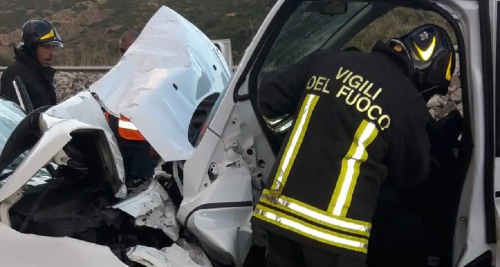 Incidente sulla 131 Dcn a Nuoro: quattro feriti trasportati in ospedale