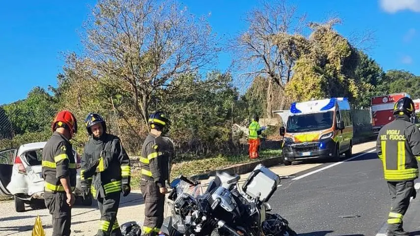 Scontro moto - auto sulla Provinciale 127 vicino a Tempio Pausania: centauro ferito