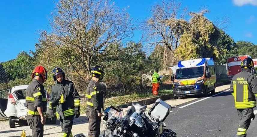 Scontro moto - auto sulla Provinciale 127 vicino a Tempio Pausania: centauro ferito