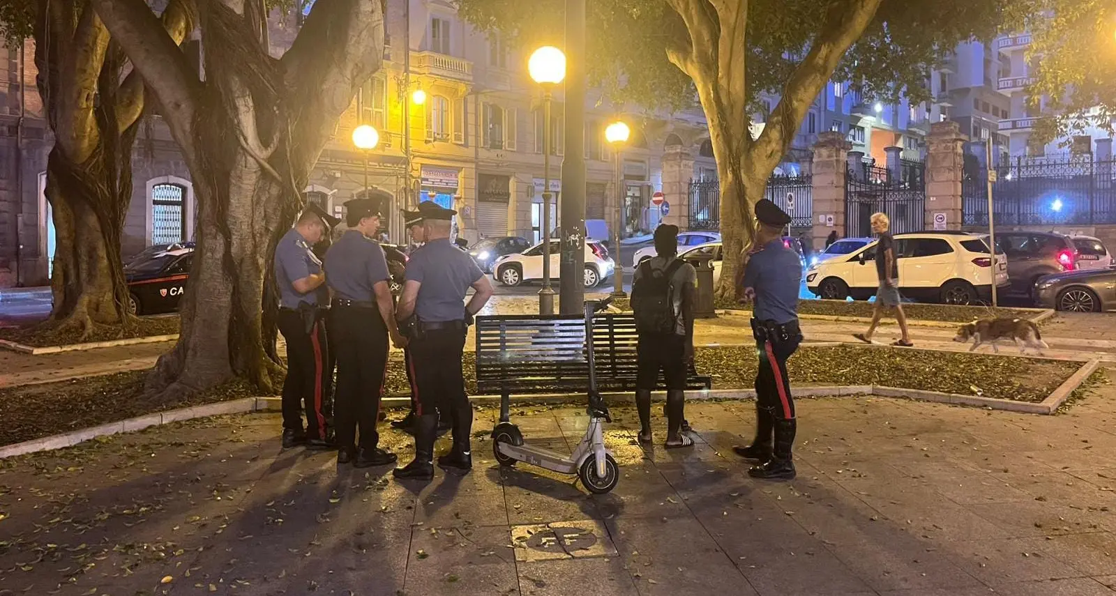 Minacciati con un machete per un cellulare: la denuncia di due giovani a Cagliari