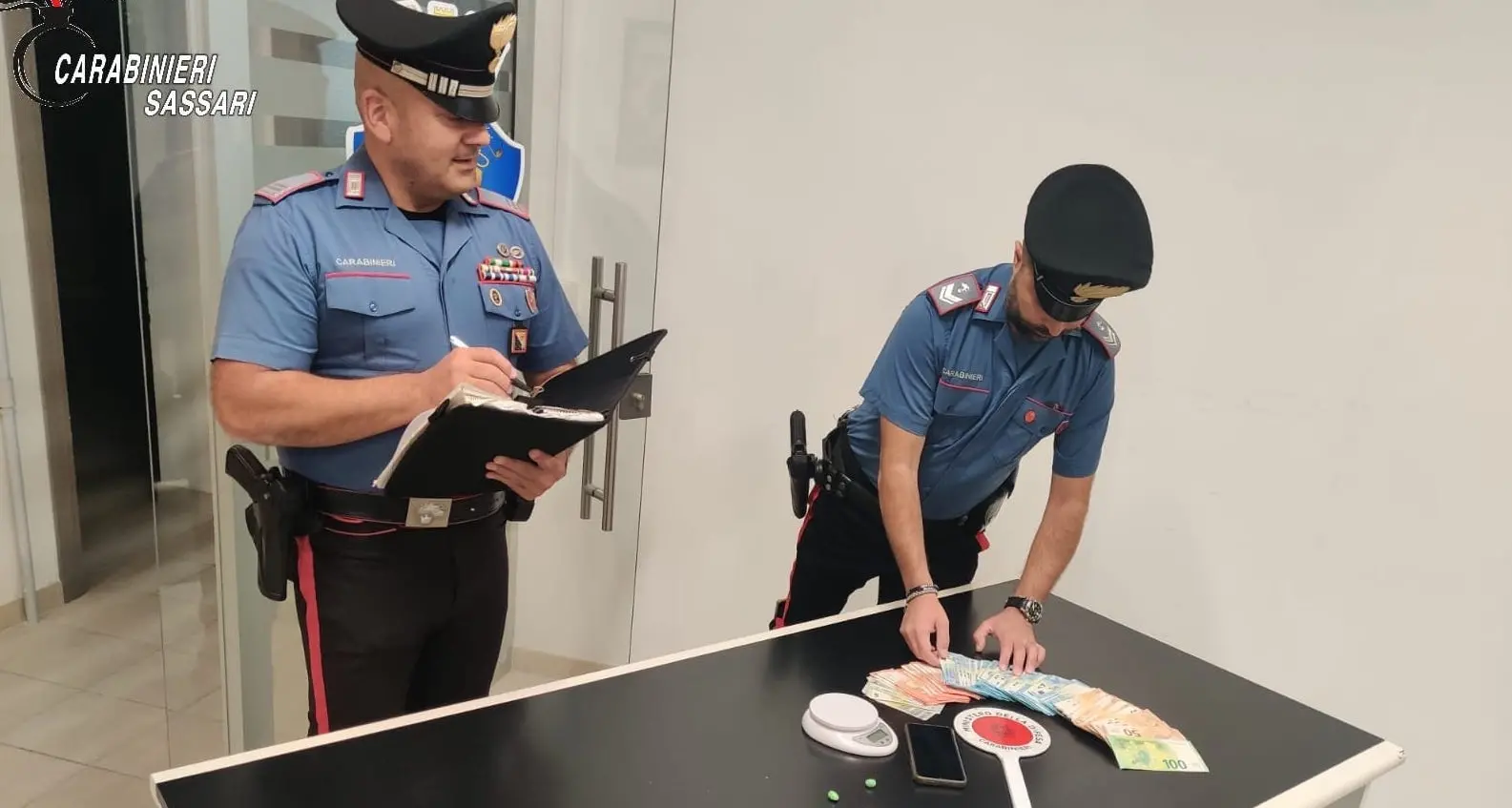 Scoperto con cocaina ed eroina in casa: arrestato un giovane a Valledoria