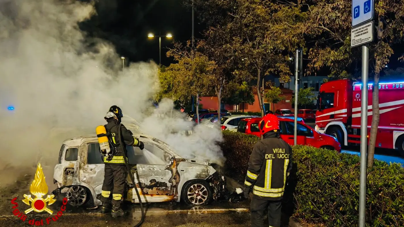 Incendio nella notte a Olbia: tre auto distrutte dalle fiamme