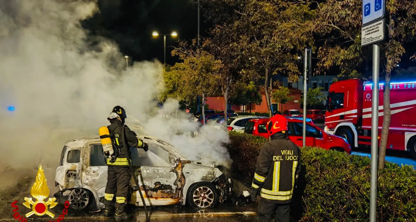 Incendio nella notte a Olbia: tre auto distrutte dalle fiamme