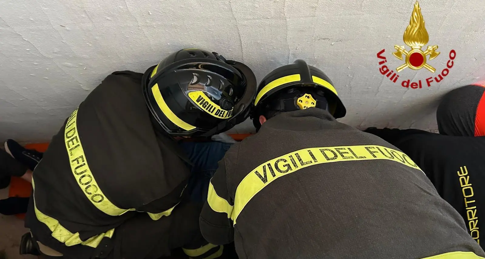 Cade in un'intercapedine e scivola per 3 metri: salvata dai Vigili del Fuoco a Golfo Aranci