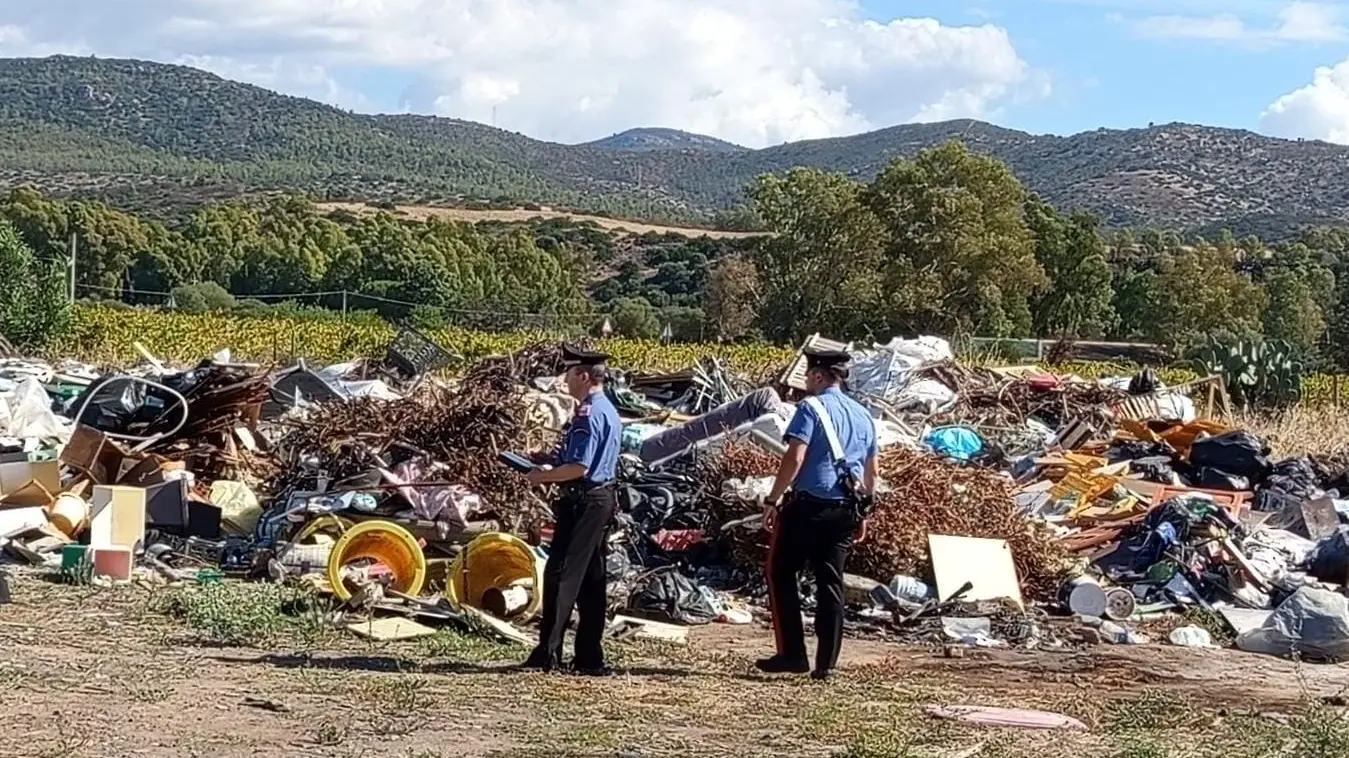 Auto rubate e rifiuti speciali in un terreno privato a Maracalagonis: una denuncia