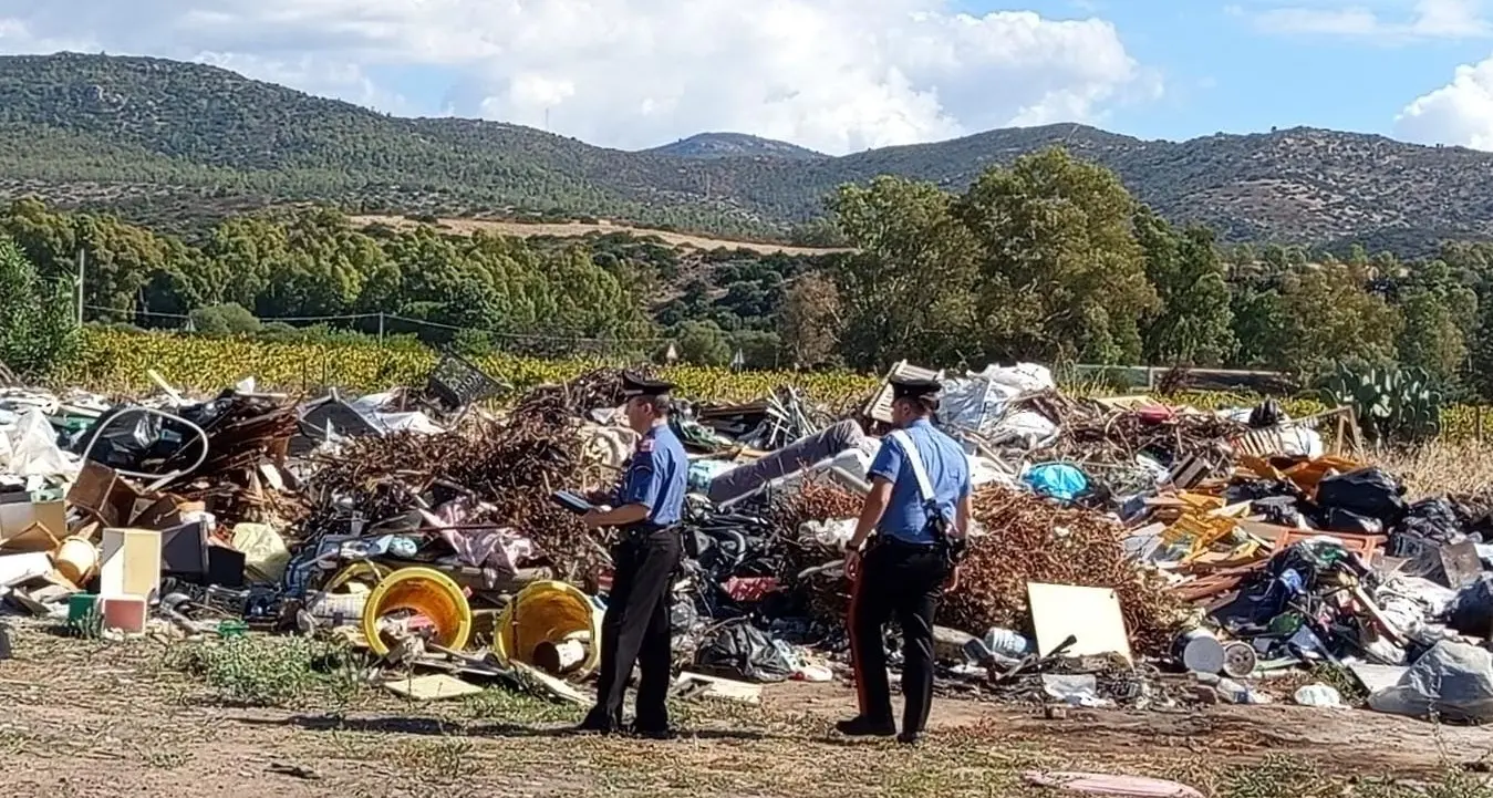 Auto rubate e rifiuti speciali in un terreno privato a Maracalagonis: una denuncia