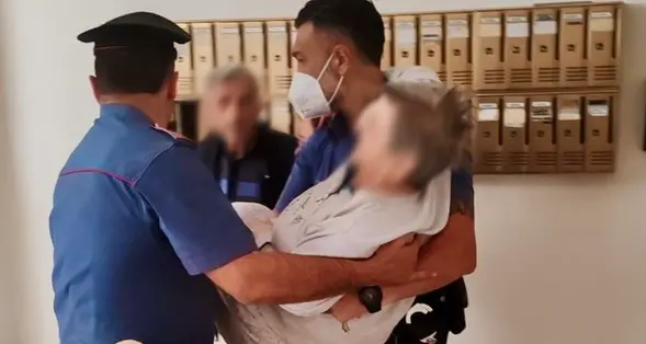 Anziana disabile intrappolata durante incendio in casa: salvata dai carabinieri