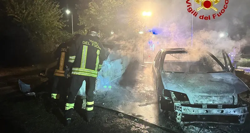 Incendio nella notte a Macomer: due auto distrutte in via Don Milani