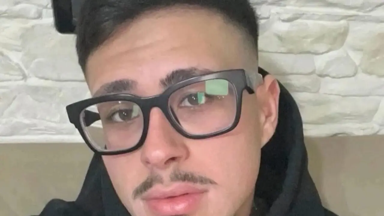 Freddato per aver tentato di fermare una rissa. La mamma: \"Mi hanno distrutto la vita\"