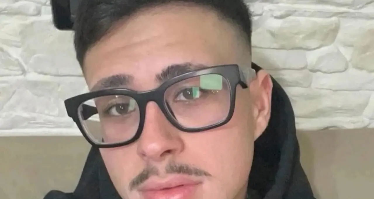 Freddato per aver tentato di fermare una rissa. La mamma: \"Mi hanno distrutto la vita\"