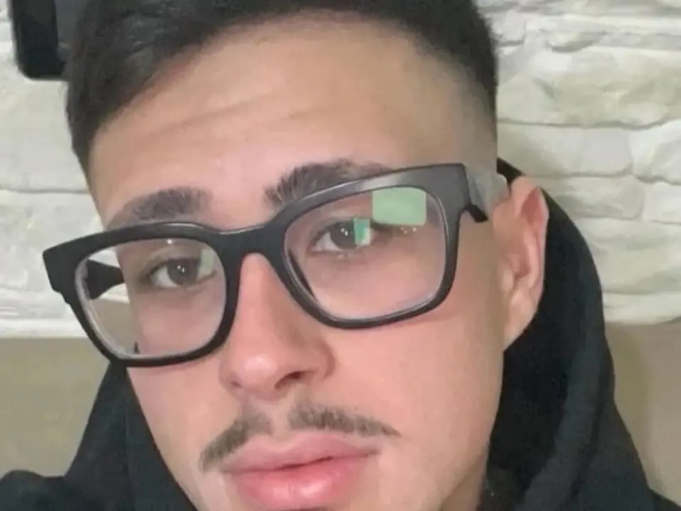 Freddato per aver tentato di fermare una rissa. La mamma: \"Mi hanno distrutto la vita\"
