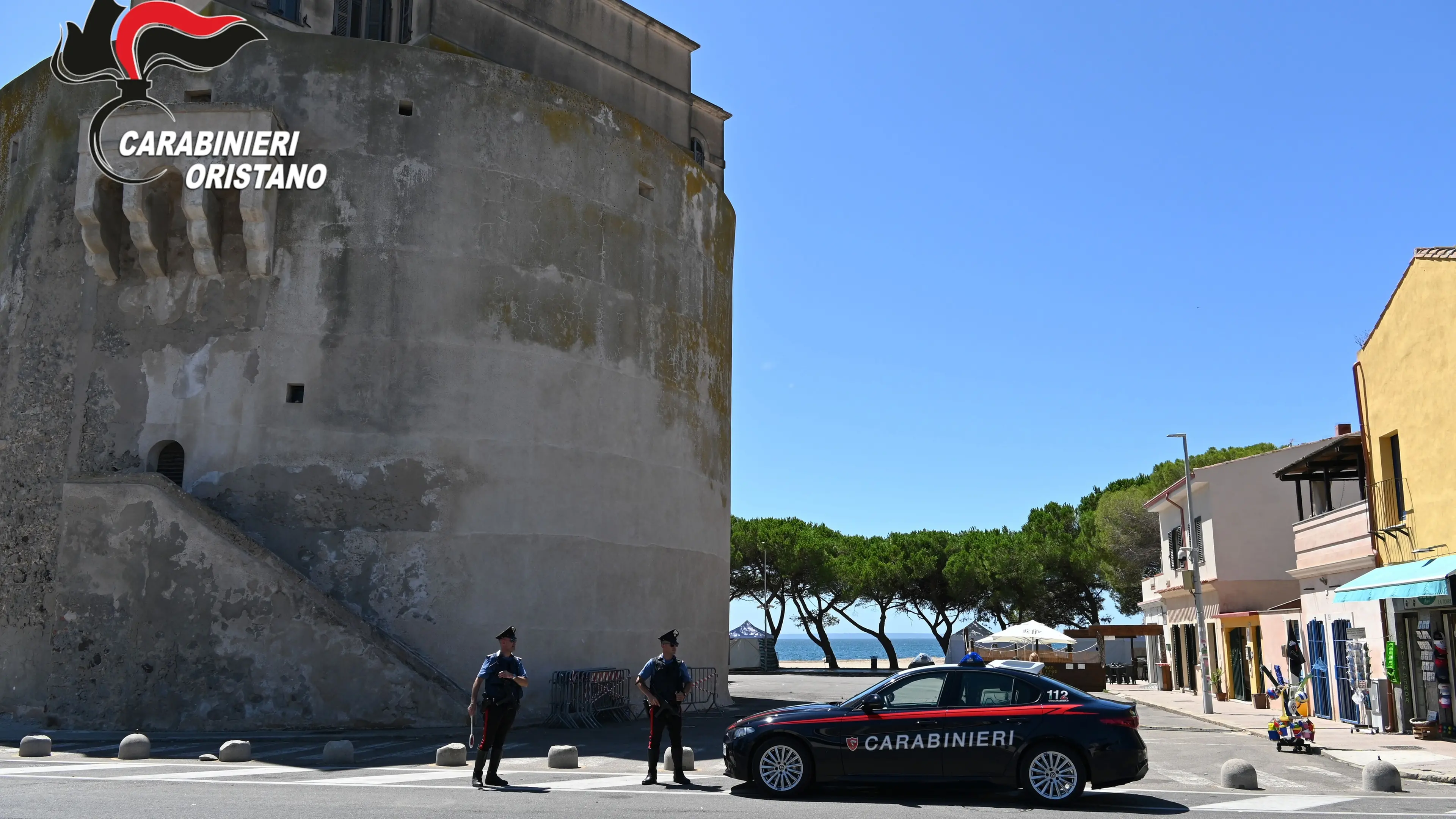 Rubano portafoglio da un'auto e fanno acquisti: fermati a Cabras, uno è minorenne