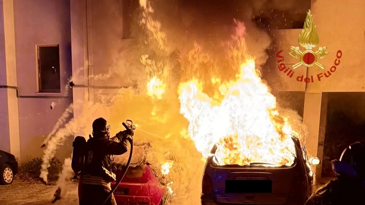 Incendio nella notte a Quartu, due auto distrutte dalle fiamme