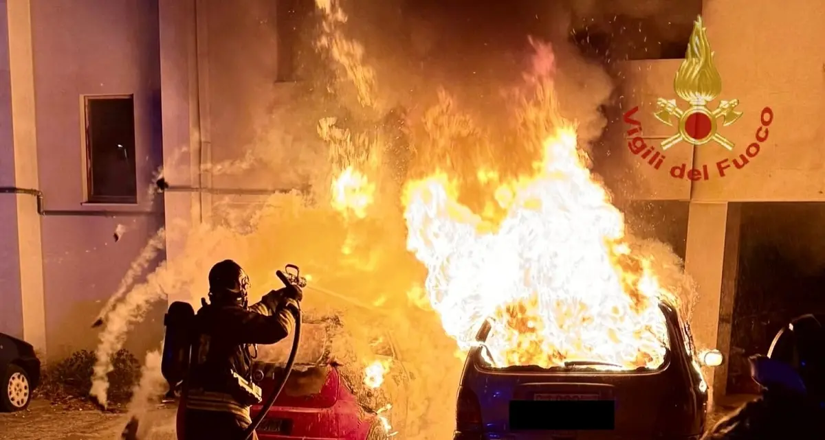 Incendio nella notte a Quartu, due auto distrutte dalle fiamme