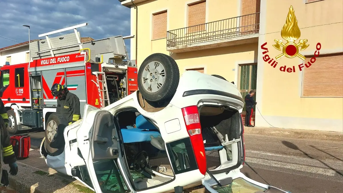 Scontro tra due auto a Ghilarza: una donna ferita e auto ribaltata