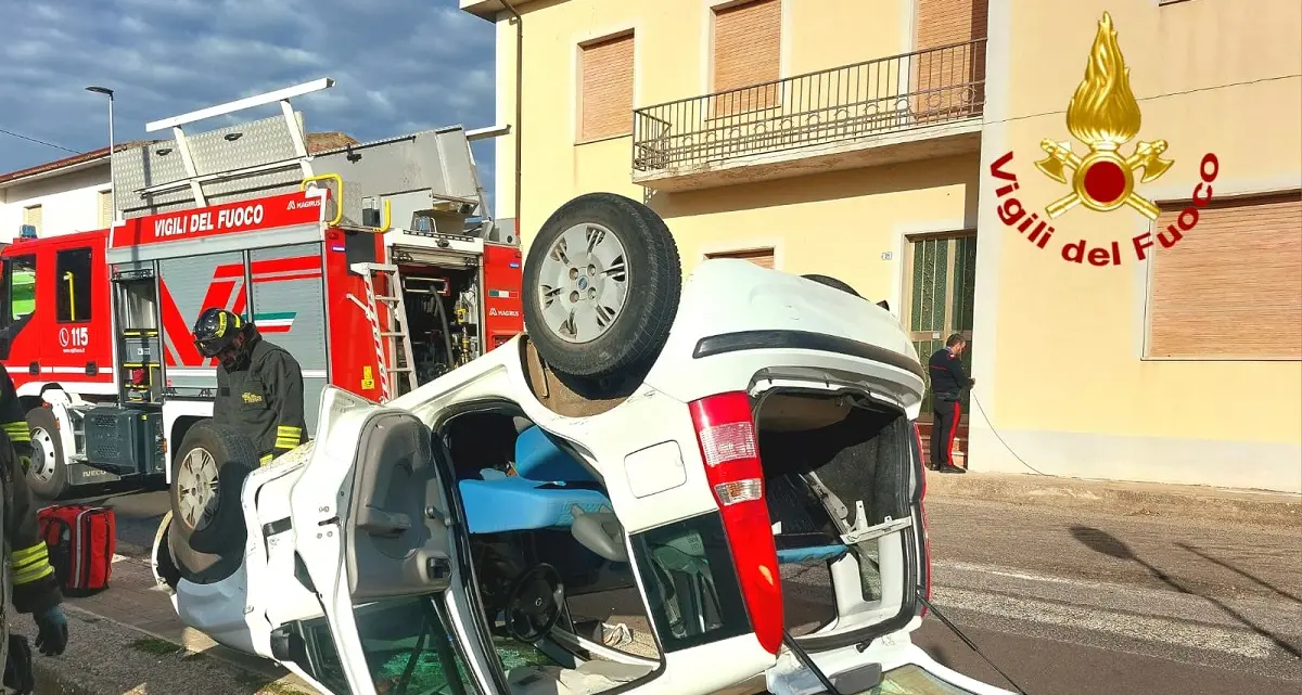 Scontro tra due auto a Ghilarza: una donna ferita e auto ribaltata