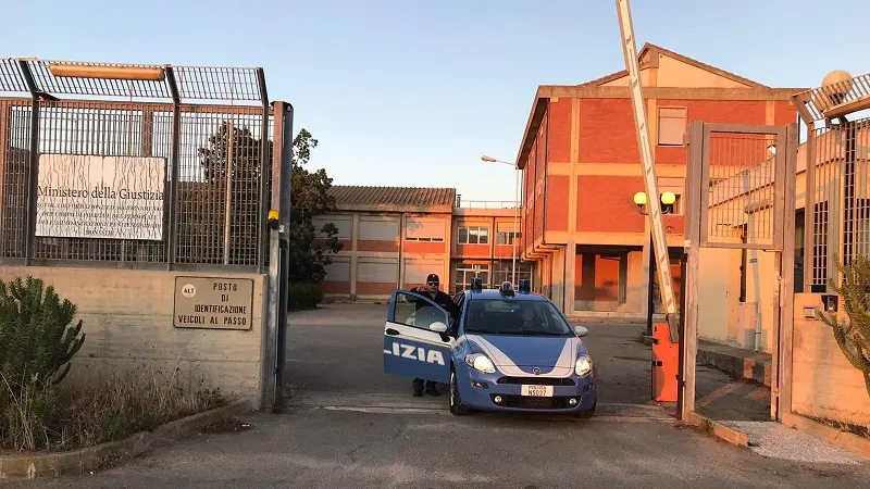 Sbarco tragico a Porto Pino: giovane migrante trovato morto. Fermati due scafisti algerini