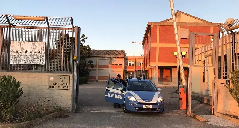 Sbarco tragico a Porto Pino: giovane migrante trovato morto. Fermati due scafisti algerini