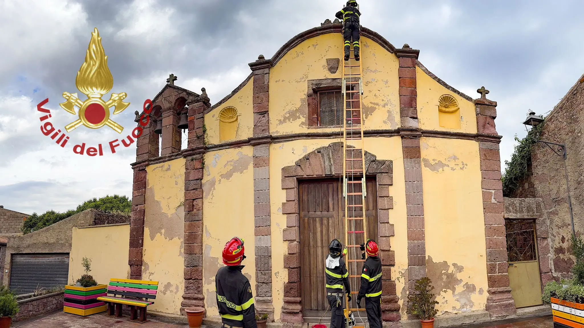 Rimozione sicura della croce pericolante dalla Chiesa di San Bernardino a Busachi