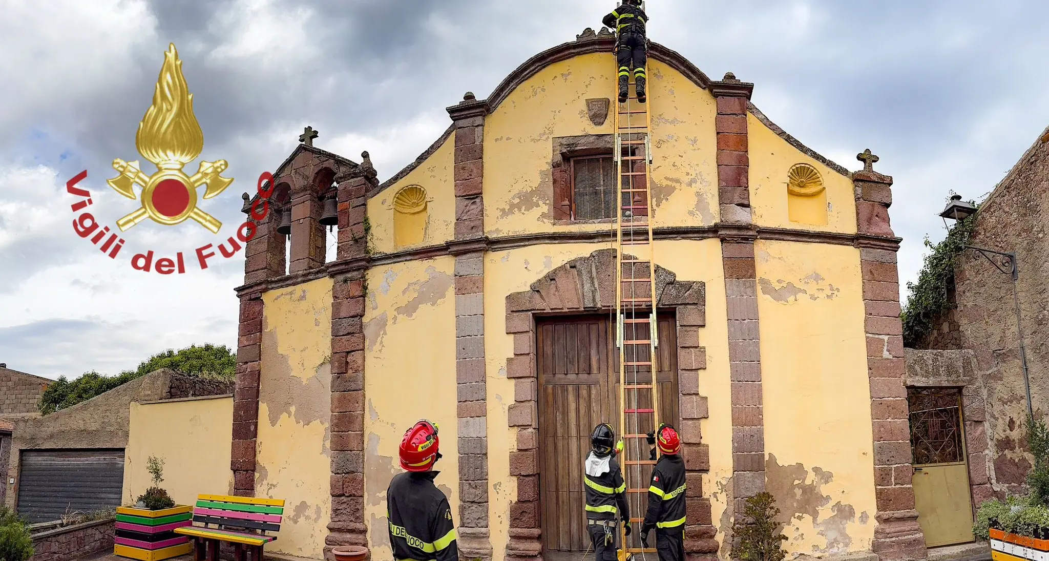 Rimozione sicura della croce pericolante dalla Chiesa di San Bernardino a Busachi