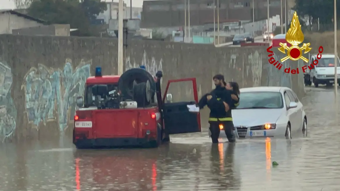 Tragedia sfiorata a Porto Torres: madre e figlia intrappolate nell’auto sommersa | IL VIDEO