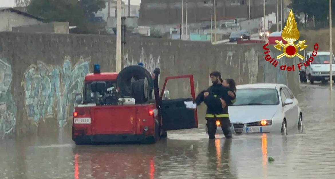 Tragedia sfiorata a Porto Torres: madre e figlia intrappolate nell’auto sommersa | IL VIDEO