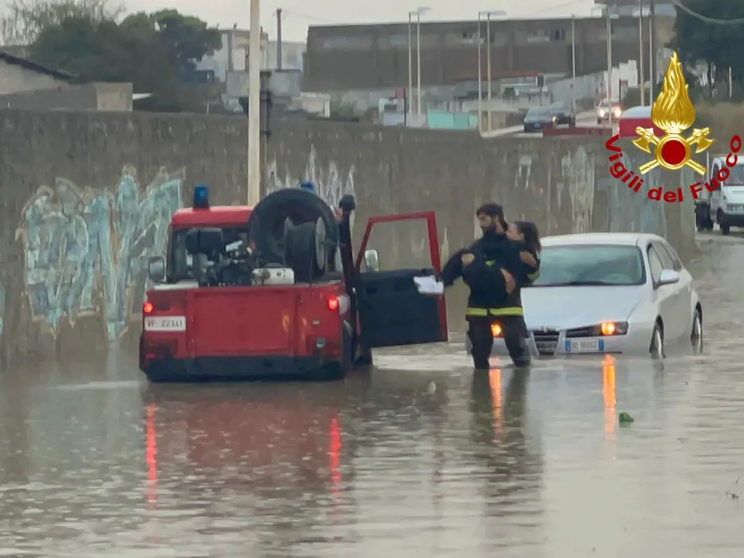 Tragedia sfiorata a Porto Torres: madre e figlia intrappolate nell’auto sommersa | IL VIDEO