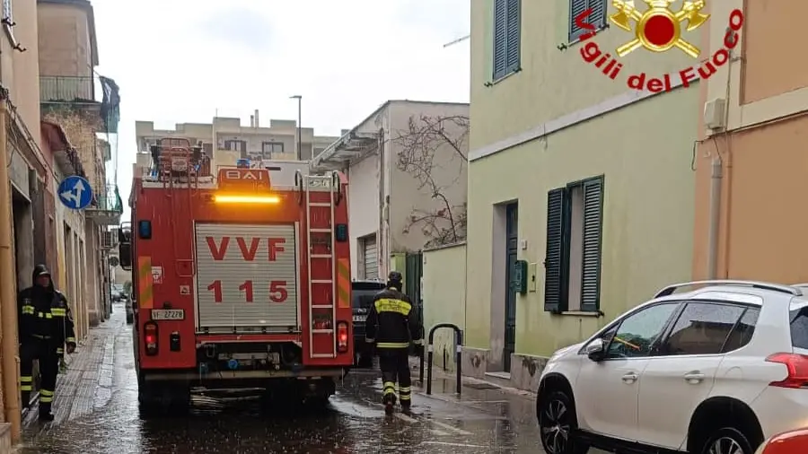 Automobilista intrappolato nel sottopasso allagato a Olbia: salvato dai Vigili del Fuoco