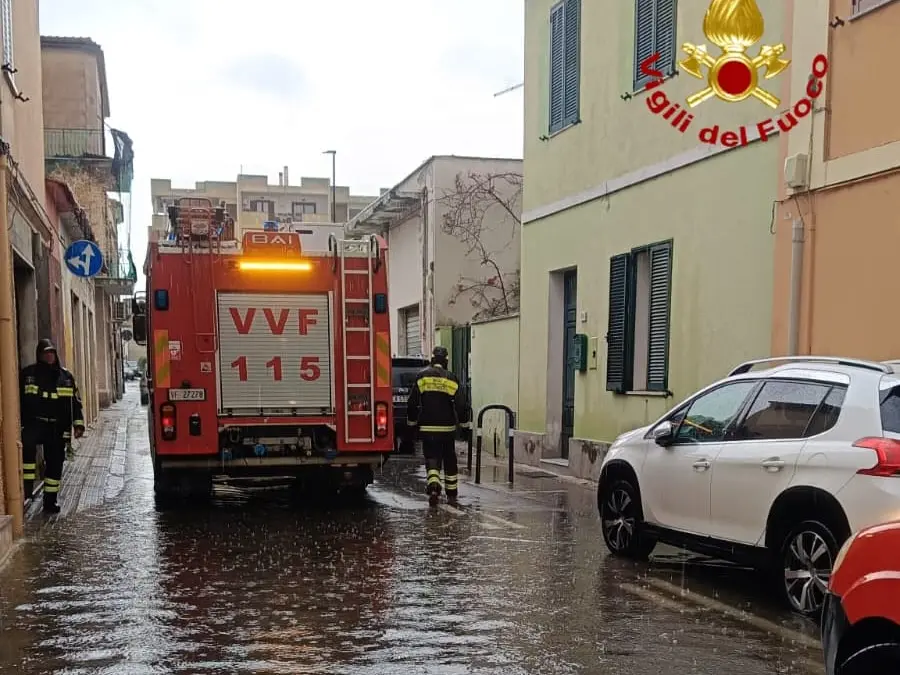Automobilista intrappolato nel sottopasso allagato a Olbia: salvato dai Vigili del Fuoco
