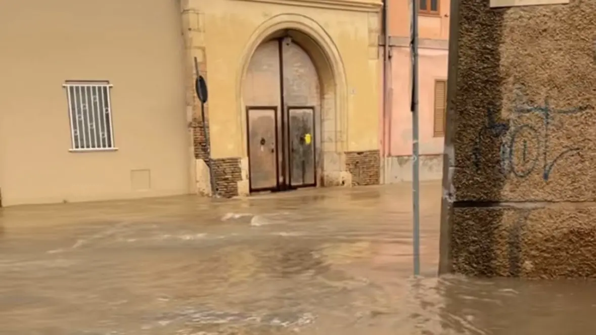 Violento temporale a Cagliari, strade allagate nella parte bassa di Pirri