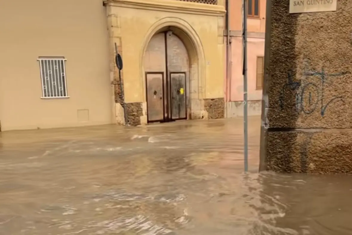 Violento temporale a Cagliari, strade allagate nella parte bassa di Pirri