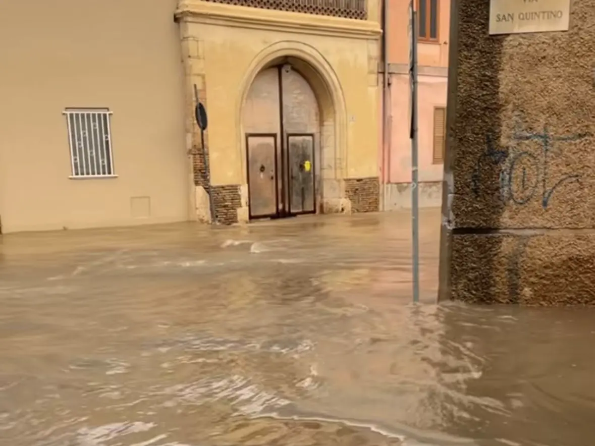 Violento temporale a Cagliari, strade allagate nella parte bassa di Pirri