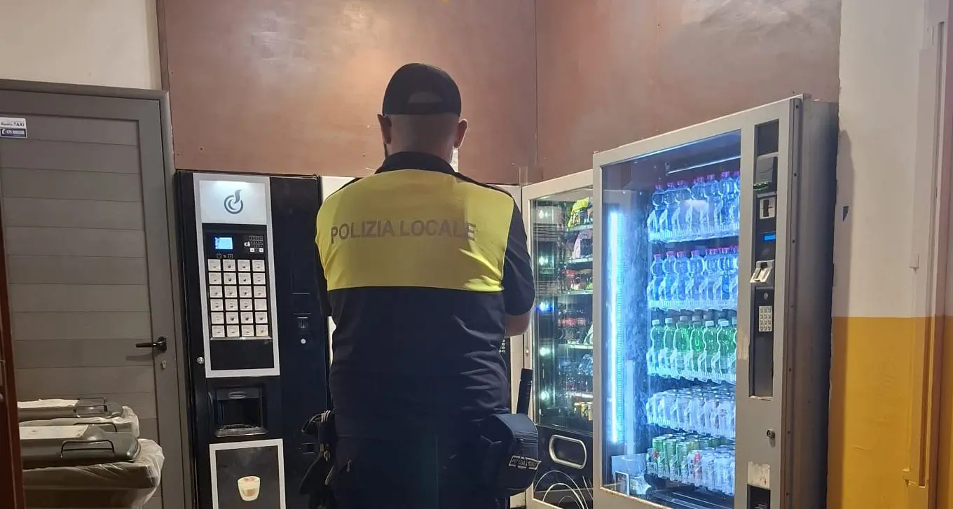 Distributore di alcolici senza controllo dell’età: multa da 2mila euro ad Alghero
