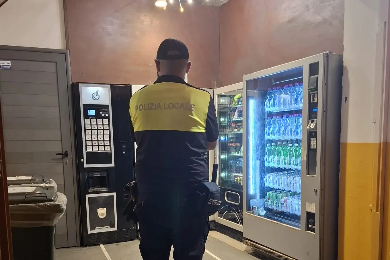 Distributore di alcolici senza controllo dell’età: multa da 2mila euro ad Alghero