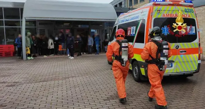 Spray urticante nell’aria e scuola evacuata: venti studenti intossicati
