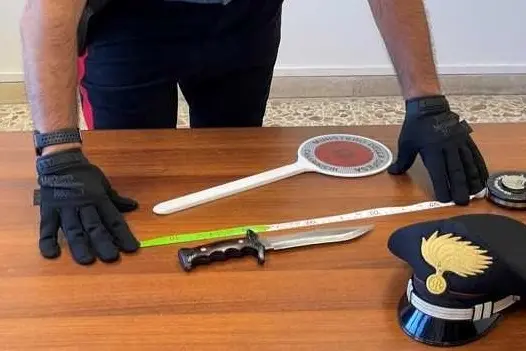 Brandisce un coltello contro i carabinieri: arrestato un uomo a Porto Torres