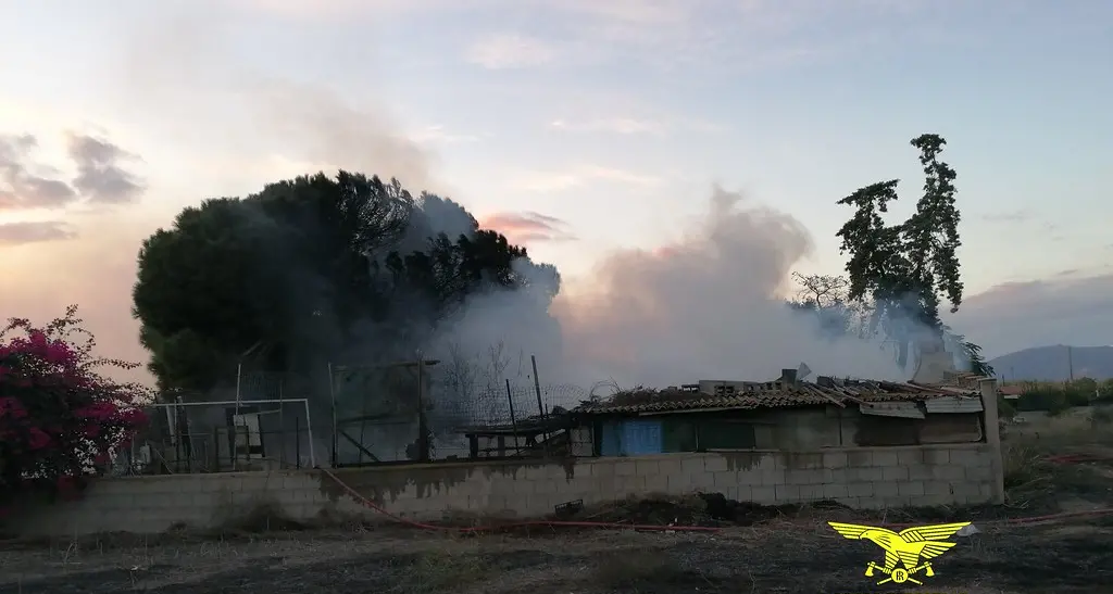 Due anziani intrappolati tra le fiamme salvati dalla Forestale a Quartu