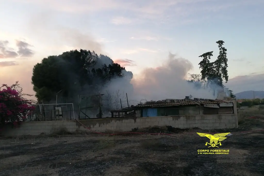 Due anziani intrappolati tra le fiamme salvati dalla Forestale a Quartu
