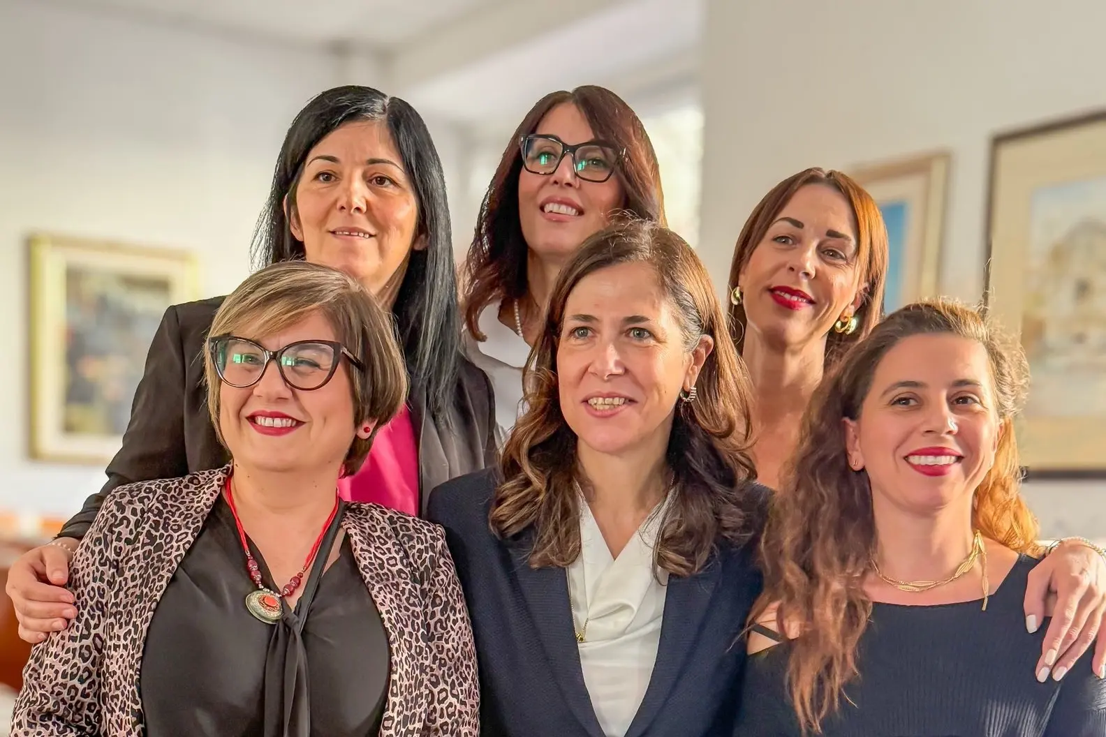 <p>Rappresentanza femminile della Pro loco Orotelli insieme alla Presidente Todde</p>\\n