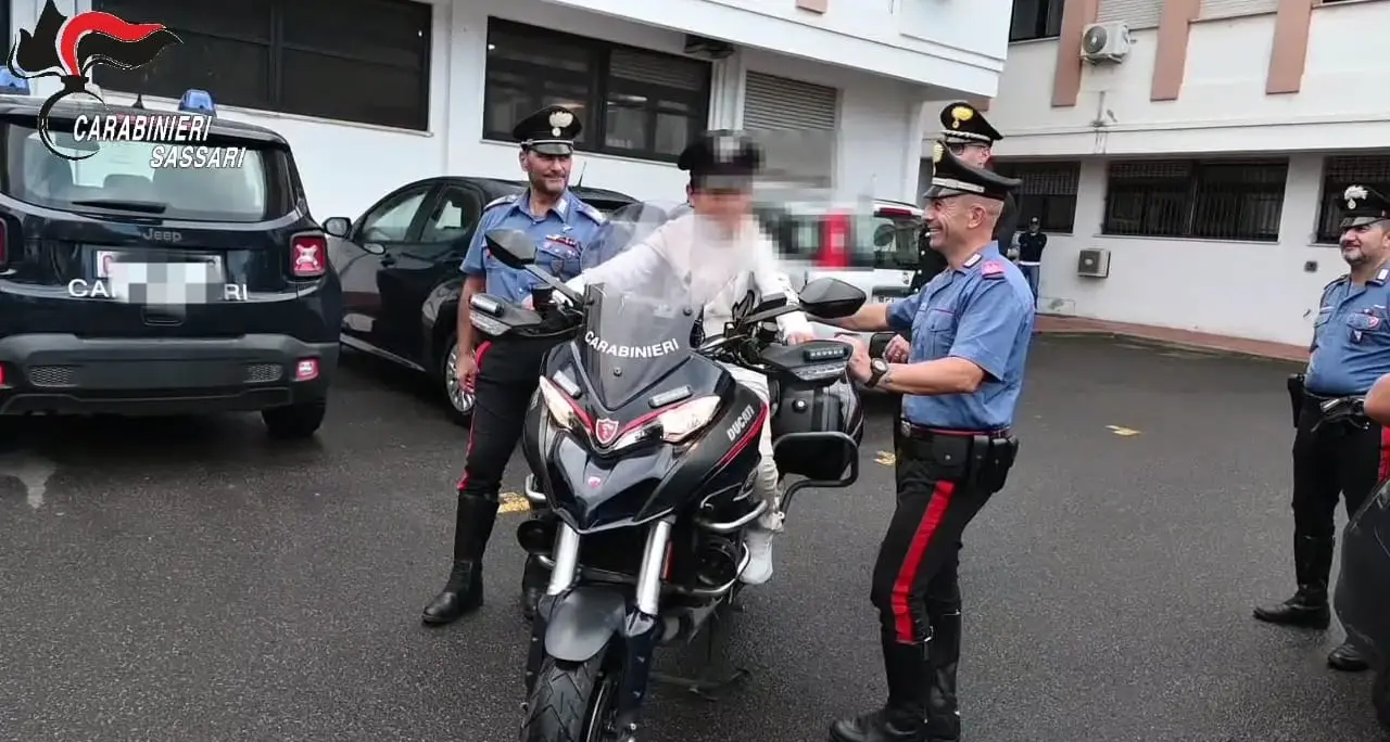 \"Posso provare il vostro cappello?\": Nicolò, 12 anni, Carabiniere per un giorno a Sassari