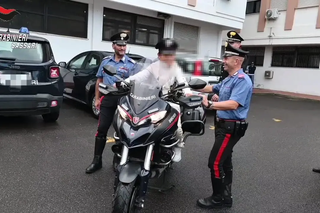 \"Posso provare il vostro cappello?\": Nicolò, 12 anni, Carabiniere per un giorno a Sassari