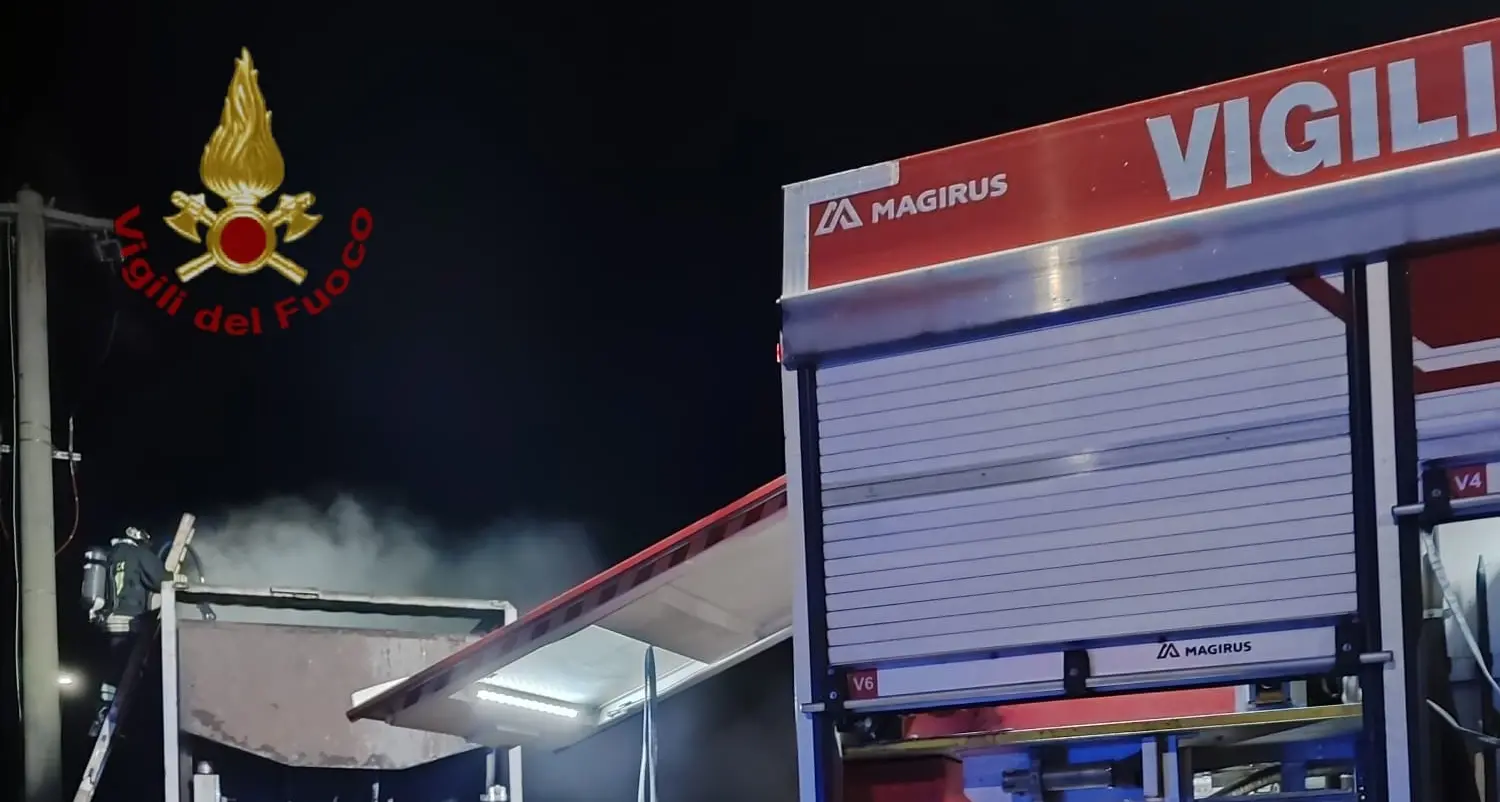 In fiamme un container per la raccolta dei rifiuti a Villamar: indagini in corso