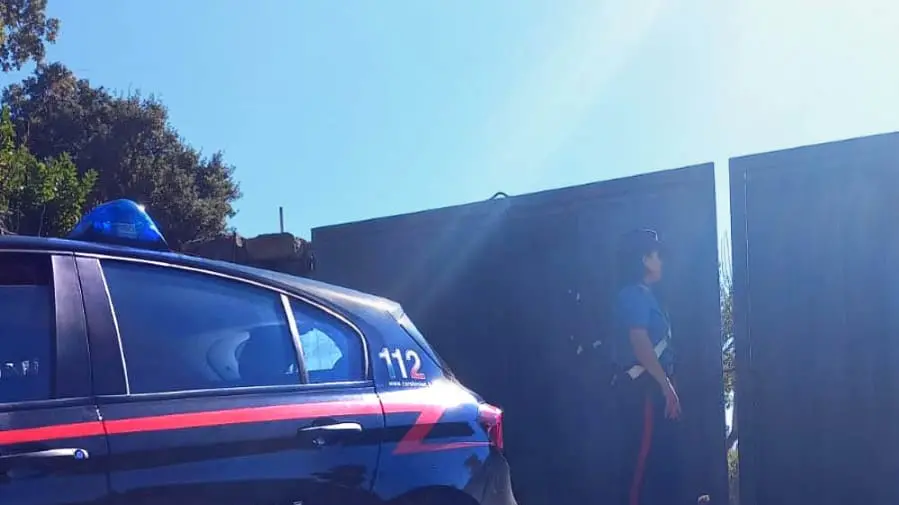 Nel suo terreno un nascondiglio per la refurtiva: scoperta auto rubata e munizioni a Giba