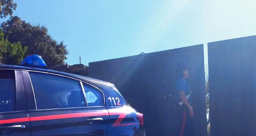 Nel suo terreno un nascondiglio per la refurtiva: scoperta auto rubata e munizioni a Giba
