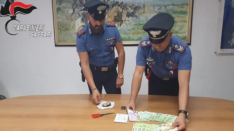 In casa hashish e 11mila euro in contanti: arrestato giovane a Olbia