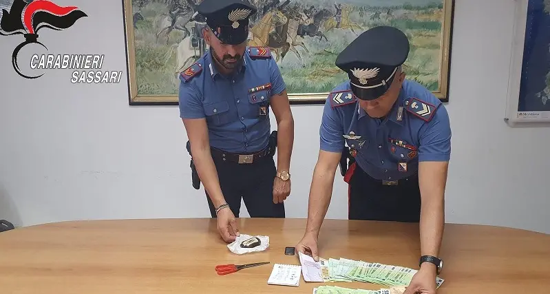 In casa hashish e 11mila euro in contanti: arrestato giovane a Olbia