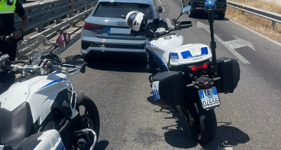 Cagliari. Al cellulare in auto fugge all’alt della Polizia Locale: bloccato dopo inseguimento