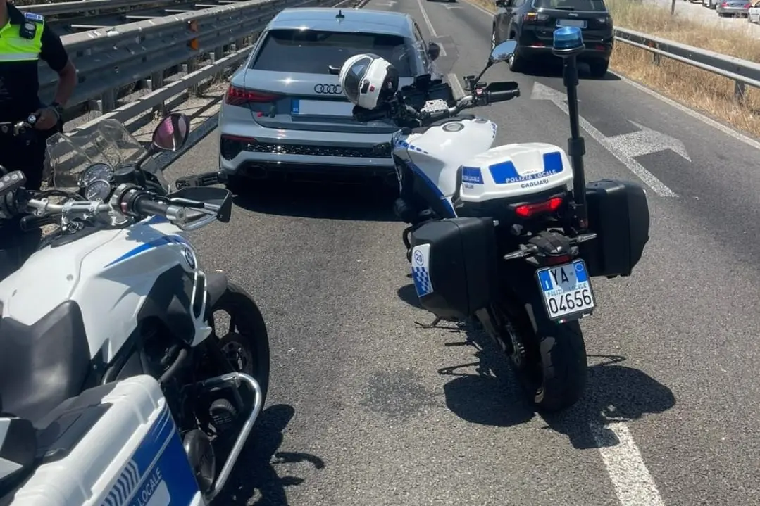 Cagliari. Al cellulare in auto fugge all’alt della Polizia Locale: bloccato dopo inseguimento