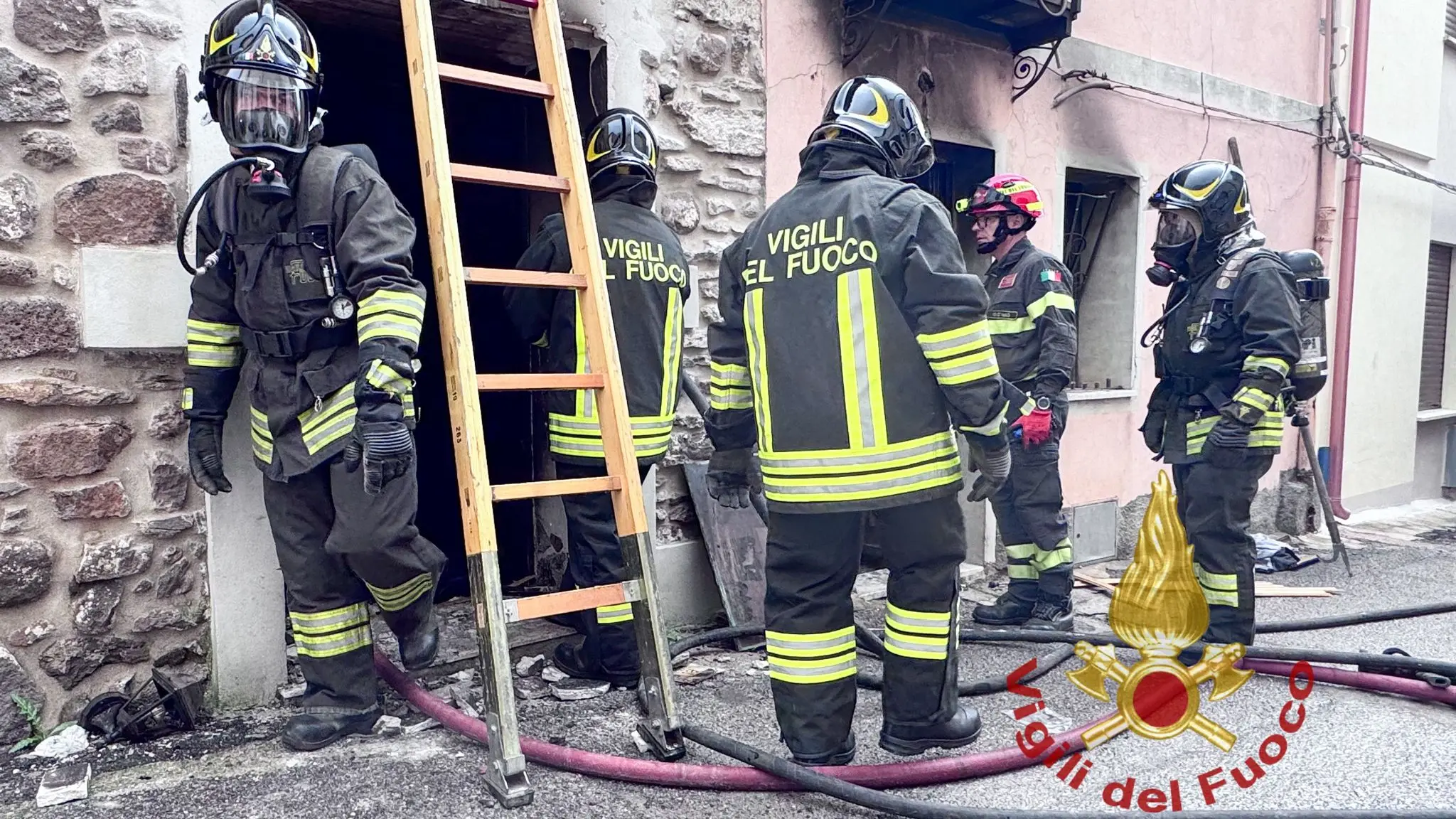 Incendio in un’abitazione a Bonarcado, crolla una parte del tetto