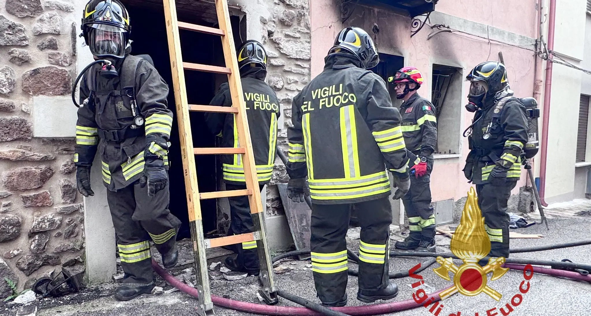 Incendio in un’abitazione a Bonarcado, crolla una parte del tetto